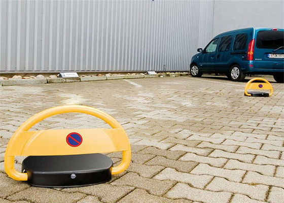 قفل مواقف سيارات أوتوماتيكي يتم التحكم فيه عن بعد بجهد مقنن DC6V وارتفاع خفض 80 مم لمساحات وقوف آمنة